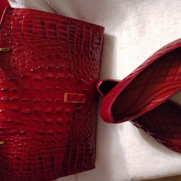 Chic Red Handbag - Picture 2 of 2